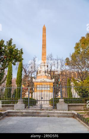Madrid, Spagna - 16 febbraio 2022: Il Monumento ai Caduti per la Spagna o il Monumento agli Eroi del secondo maggio, popolarmente conosciuto come El Obelisco, Foto Stock
