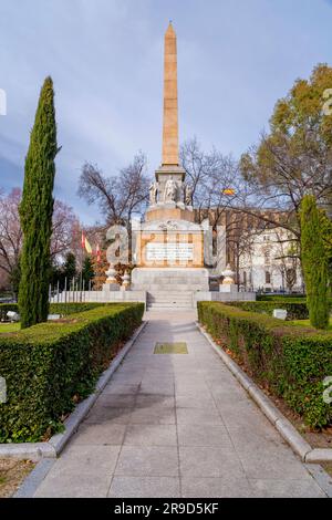 Madrid, Spagna - 16 febbraio 2022: Il Monumento ai Caduti per la Spagna o il Monumento agli Eroi del secondo maggio, popolarmente conosciuto come El Obelisco, Foto Stock