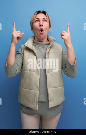 l'ottimista ha sorpreso la giovane donna bionda europea per avere un'idea Foto Stock