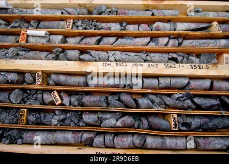 Campioni di carotaggio, sito minerario di ghiaia, Illiamna, Alaska Foto Stock