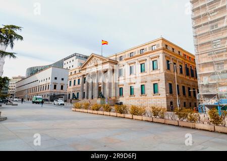 Madrid, Spagna - 16 febbraio 2022: Il Palacio de las Cortes è un edificio di Madrid dove si riunisce il Congresso dei deputati spagnolo. Costruito da Narciso Pascual col Foto Stock