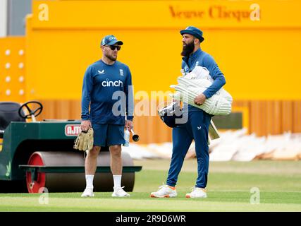 L'allenatore inglese Brendon McCullum (a sinistra) e Moeen Ali durante una sessione di reti al Lord's Cricket Ground di Londra. Data immagine: Lunedì 26 giugno 2023. Foto Stock