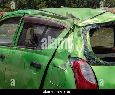 Ribaltamento incidente stradale terribile ha gravemente danneggiato la vettura. Foto Stock