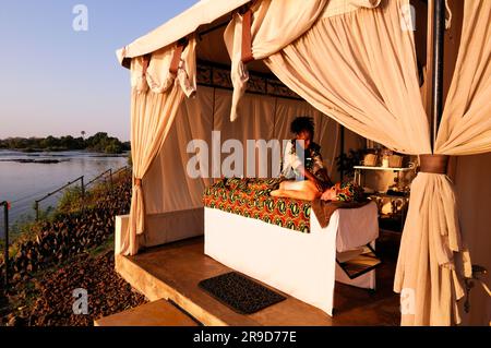 Trattamento di massaggio Royal Spa presso il fiume Zambesi, il Royal Livingstone Hotel, Livingstone, la Provincia del Sud, Zambia Foto Stock