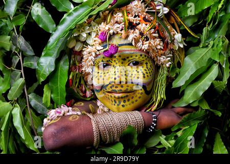 Kolkata, India. 25 giugno 2023. Un bambino posa con il suo volto dipinto come parte del loro Impersonating Act sul tema delle diverse culture tribali. Da generazioni gli artisti Bahurupi del Bengala Occidentale praticano l'arte della pittura facciale. Utilizzando le loro tecniche di pittura possono facilmente metamorfosi in diversi personaggi durante una performance, che spesso rappresenta miti tribali. Questi artisti tradizionali si guadagnano da vivere dalle loro esibizioni, facendo affidamento sulla generosità del pubblico per il loro reddito. Credito: SOPA Images Limited/Alamy Live News Foto Stock