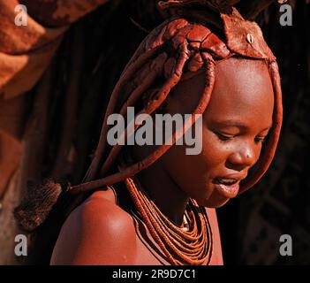 Himba Woman, villaggio Himba vicino a Purros, Kaokoland, regione di Kunene, Namibia Foto Stock