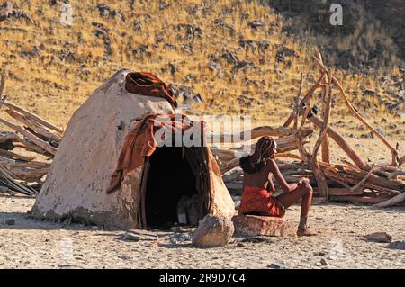 Himba Woman, villaggio Himba vicino a Purros, Kaokoland, regione di Kunene, Namibia Foto Stock