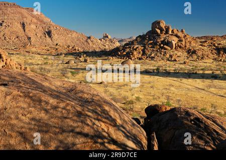 Massi al campo di montagna Mowani, vicino a Twyfelfontein, Damaraland, regione di Kunene, Namibia Foto Stock
