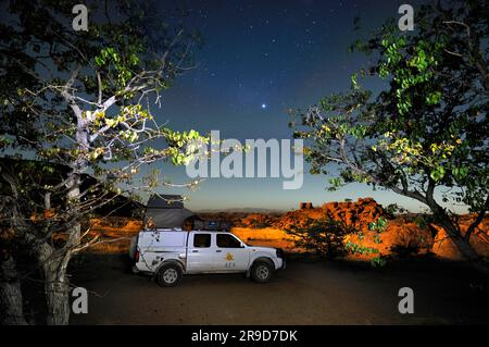 KEA 4x4 camper presso i massi, Mowani Mountain Camp, vicino a Twyfelfontein, Damaraland, regione di Kunene, Namibia Foto Stock