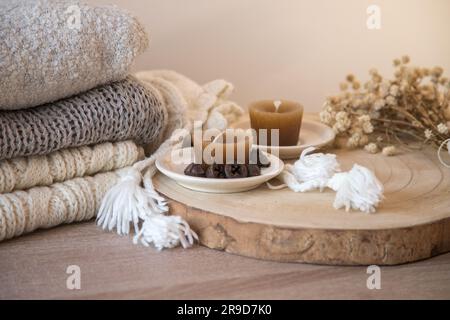 Dettaglio di arredo organico e accogliente, in toni pastello e autunnali, prevalentemente legno e tessuti. Splendido concetto di benessere e tranquillità Foto Stock