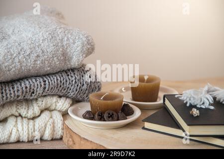 Dettaglio di arredo organico e accogliente, in toni pastello e autunnali, prevalentemente legno e tessuti. Splendido concetto di benessere e tranquillità Foto Stock