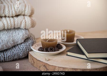 Dettaglio di arredo organico e accogliente, in toni pastello e autunnali, prevalentemente legno e tessuti. Splendido concetto di benessere e tranquillità Foto Stock