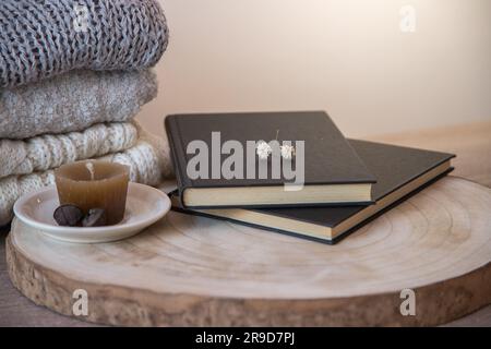 Dettaglio di arredo organico e accogliente, in toni pastello e autunnali, prevalentemente legno e tessuti. Splendido concetto di benessere e tranquillità Foto Stock