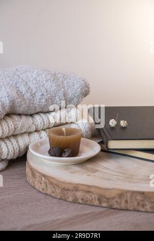 Dettaglio di arredo organico e accogliente, in toni pastello e autunnali, prevalentemente legno e tessuti. Splendido concetto di benessere e tranquillità Foto Stock