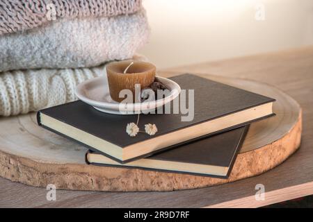 Dettaglio di arredo organico e accogliente, in toni pastello e autunnali, prevalentemente legno e tessuti. Splendido concetto di benessere e tranquillità Foto Stock