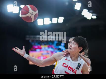Sydney, Australia. 26 giugno 2023. La cinese Yang Liwei combatte per il pallone durante la partita del gruppo A contro il Libano alla FIBA Women's Asia Cup 2023 a Sydney, Australia, il 26 giugno 2023. Credito: HU Jingchen/Xinhua/Alamy Live News Foto Stock