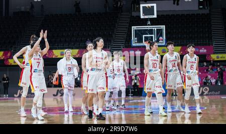 Sydney, Australia. 26 giugno 2023. I giocatori cinesi salutano gli spettatori dopo la partita del gruppo A contro il Libano alla FIBA Women's Asia Cup 2023 a Sydney, Australia, 26 giugno 2023. Credito: HU Jingchen/Xinhua/Alamy Live News Foto Stock