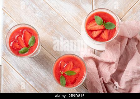 Panna cotta italiana in vetro con fragole. Foto Stock