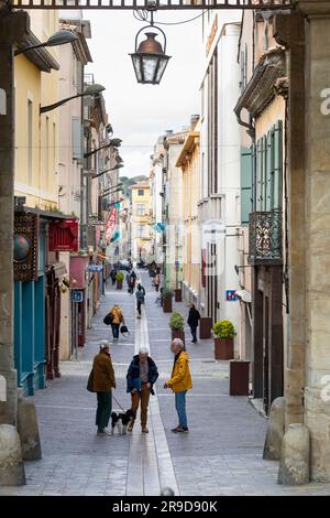 Gente che fa una chiacchierata sociale nel centro di Carcassonne, in Francia Foto Stock