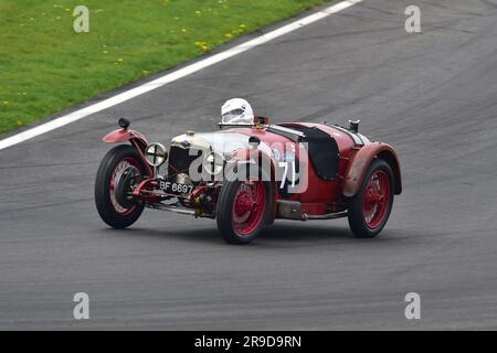 Nigel Dowding, Riley Brooklands, il “Mad Jack” per le vetture sportive pre-guerra, una gara di quarantacinque minuti per le iconiche auto pre-guerra, molte delle quali degli anni ’20 e ’30 Foto Stock