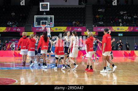 Sydney, Australia. 26 giugno 2023. I giocatori di entrambe le squadre si salutano dopo la partita del gruppo B alla FIBA Women's Asia Cup 2023 a Sydney, Australia, 26 giugno 2023. Credito: HU Jingchen/Xinhua/Alamy Live News Foto Stock