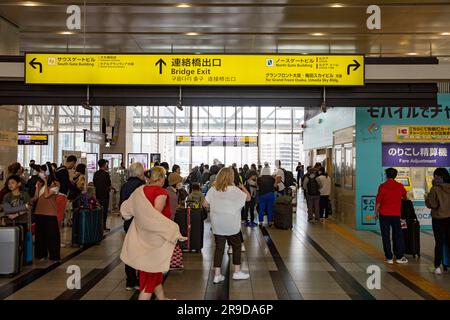 Stazione ferroviaria di Osaka, uscita viaggiatori stazione ferroviaria di Osaka, Giappone, Asia, 2023 Foto Stock