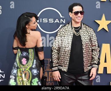 25 giugno 2023, Los Angeles, California, Stati Uniti: Kid Capri e Vina Love partecipano ai BET Awards 2023. (Immagine di credito: © Billy Bennight/ZUMA Press Wire) SOLO USO EDITORIALE! Non per USO commerciale! Foto Stock