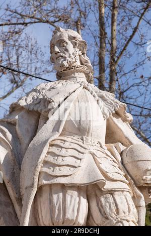 Madrid, Spagna - 16 febbraio 2022: Statue di personaggi reali spagnoli nella Plaza de Oriente di Madrid, capitale della Spagna. Fernando i di Castilla. Foto Stock