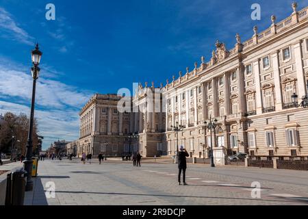 Madrid, Spagna - 16 febbraio 2022: Il Palazzo reale di Madrid, Palacio Real de Madrid, è la residenza ufficiale della famiglia reale spagnola, ora utilizzata solo Foto Stock