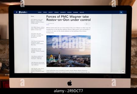 "Forze di PMC Wagner prendere Rostov-sul-Don sotto controllo" Pravda news website screenshot Vladimir Putin Volodymyr Zelenskiy 24 giugno 2023 Foto Stock