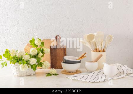 Moderno piano di lavoro in una cucina ecocompatibile con una varietà di oggetti in legno e ceramica. Stile ecologico. Zero sprechi. Foto Stock