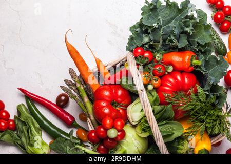 Cestino di verdure fresche su sfondo bianco. Vista dall'alto Foto Stock