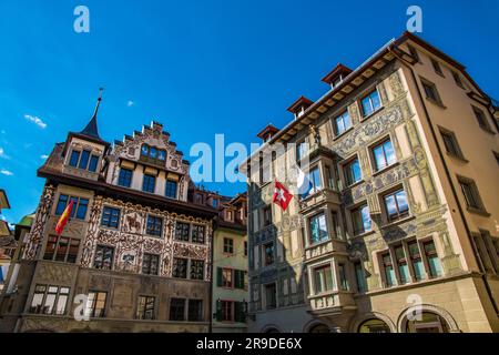 Incantevole vista ravvicinata delle case tradizionali di Hirschenplatz nel centro storico di Lucerna, con affascinanti facciate ornamentali che si trovano sotto... Foto Stock