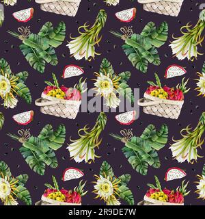 Foglie di palma tropicali e frutti di drago Pitaya raccolti in cesto, fiori acquerello modello senza cuciture su viola scuro Foto Stock