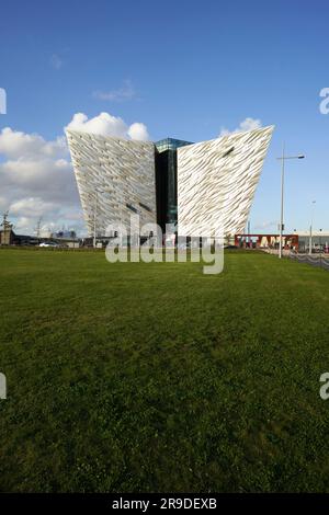 Vista verso il museo in avvicinamento. Titanic Belfast, Belfast, Regno Unito. Architetto: Eric Kuhne, 2012. Foto Stock