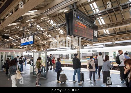 Stazione ferroviaria di Kyoto 2023, i passeggeri su un binario aspettano l'arrivo del loro treno, Giappone, Asia Foto Stock