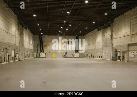 Interni di un Empty Sound Stage 5 mostrato durante un tour in studio Paramount Studios Hollywood Los Angeles California USA Foto Stock