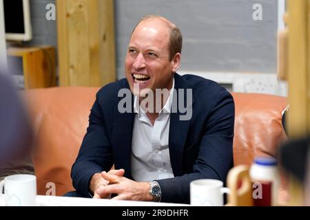 Il Principe di Galles durante una visita al Faithworks Carpentry Workshop a Bournemouth, Dorset, come parte del suo tour nel Regno Unito per lanciare un progetto volto a porre fine ai senzatetto. Data immagine: Lunedì 26 giugno 2023. Foto Stock