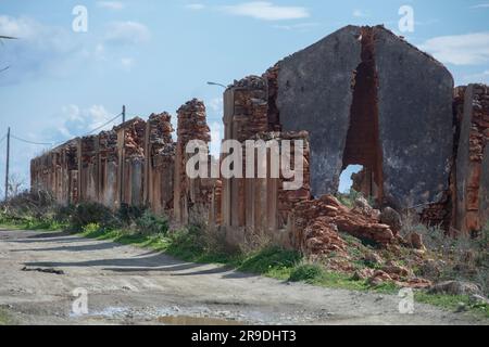 Lo zuccherificio di San Joaquin, situato tra Nerja e Maro sulla vecchia strada costiera, è ora abbandonato ma rimane un luogo affascinante da fotografare. Foto Stock