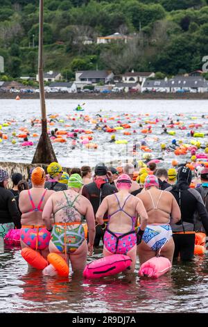 Kessock Ferry, Inverness, Regno Unito. 25 giugno 2023. Si tratta di scene della nuotata in traghetto di Kessock, un evento di beneficenza in cui i nuotatori attraversano la vecchia linea dei traghetti tra Kessock e Beauly. Crediti: JASPERIMAGE/Alamy Live News Foto Stock