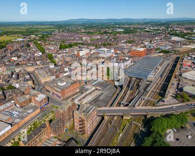 Una foto aerea del drone del centro di Carlisle e della grande stazione ferroviaria con le ferrovie. Foto Stock