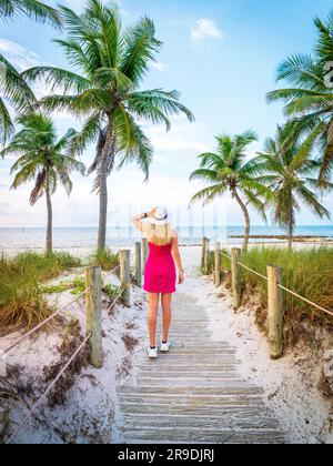 Smathers Beach, Sunrise splendidamente incorniciato da Palm Trees Key West, Florida, USA Foto Stock