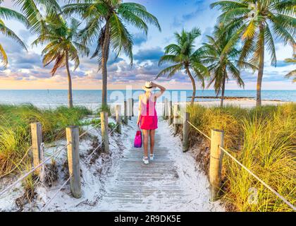 Smathers Beach, Sunrise splendidamente incorniciato da Palm Trees Key West, Florida, USA Foto Stock