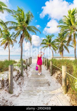 Smathers Beach, Sunrise splendidamente incorniciato da Palm Trees Key West, Florida, USA Foto Stock