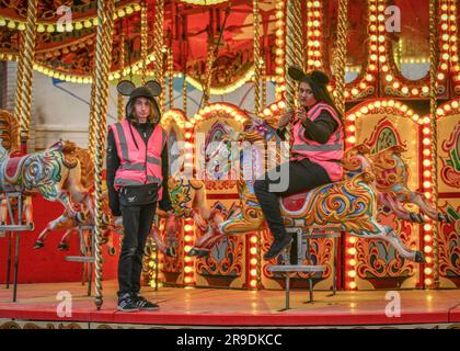 DIsmaland Stewards in allegria, andate al Banksy's Dismaland Foto Stock