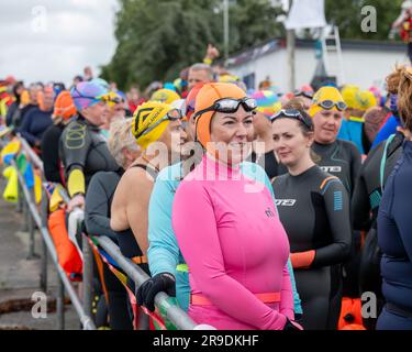 Kessock Ferry, Inverness, Regno Unito. 25 giugno 2023. Si tratta di scene della nuotata in traghetto di Kessock, un evento di beneficenza in cui i nuotatori attraversano la vecchia linea dei traghetti tra Kessock e Beauly. Crediti: JASPERIMAGE/Alamy Live News Foto Stock