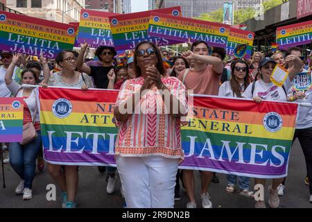 New York, New York, USA. 26 giugno 2023. (NEW) 2023 New York City Pride March. 25 giugno 2023, New York, New York, USA: Il procuratore generale di New York Letitia James (C) partecipa all'annuale New York City Pride Parade il 25 giugno 2023 a New York City. (Immagine di credito: © M10s/TheNEWS2 via ZUMA Press Wire) SOLO USO EDITORIALE! Non per USO commerciale! Foto Stock