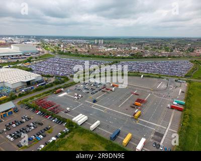 Foto aerea di un grande parcheggio nel porto di Tilbury, Inghilterra. Molte auto sono conservate qui nei moli. Foto Stock