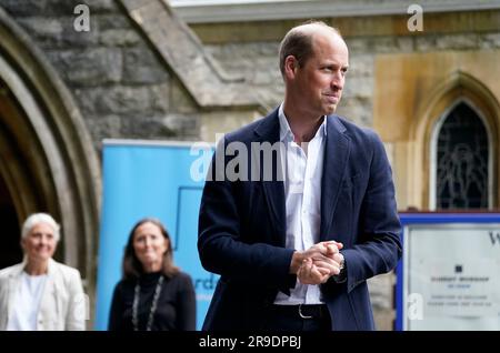 Il Principe di Galles durante una visita al Faithworks Carpentry Workshop a Bournemouth, Dorset, come parte del suo tour nel Regno Unito per lanciare un progetto volto a porre fine ai senzatetto. Data immagine: Lunedì 26 giugno 2023. Foto Stock