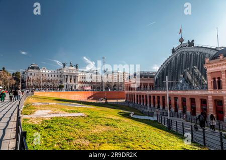 Madrid, Spagna-FEB 17, 2022: Vista esterna dalla stazione centrale di Puerta de Atocha a Madrid, capitale della Spagna. Foto Stock